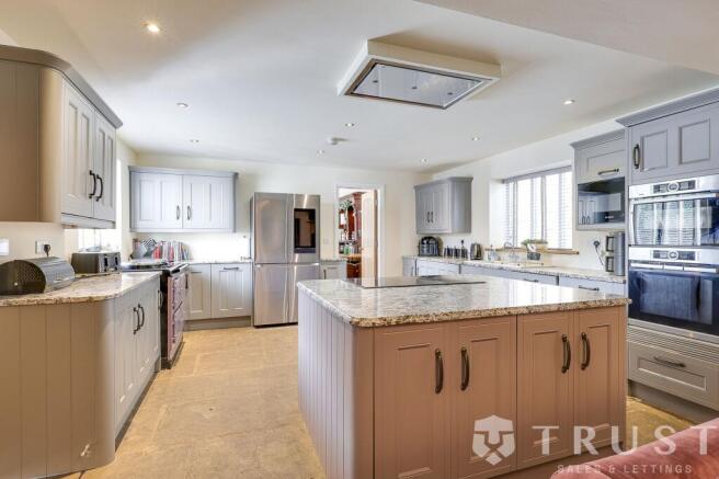 6 bed Detached for sale Image 5