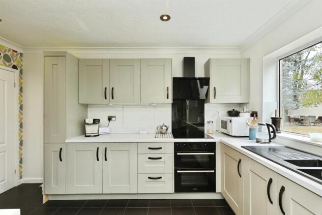 4 bed Detached for sale Image 4