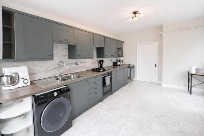 6 bed Semi-Detached for sale Image 7