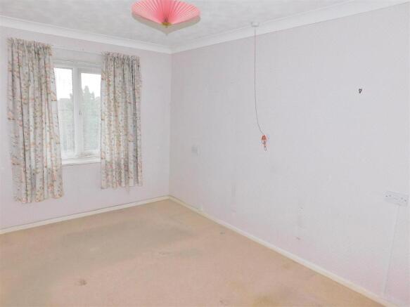 BEDROOM.JPG