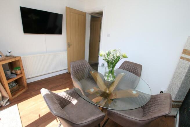 BEDROOM 2/ DINING ROOM