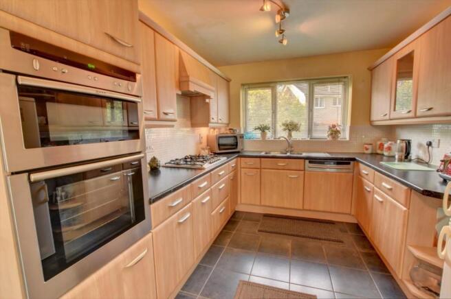 Kitchen 2.jpg