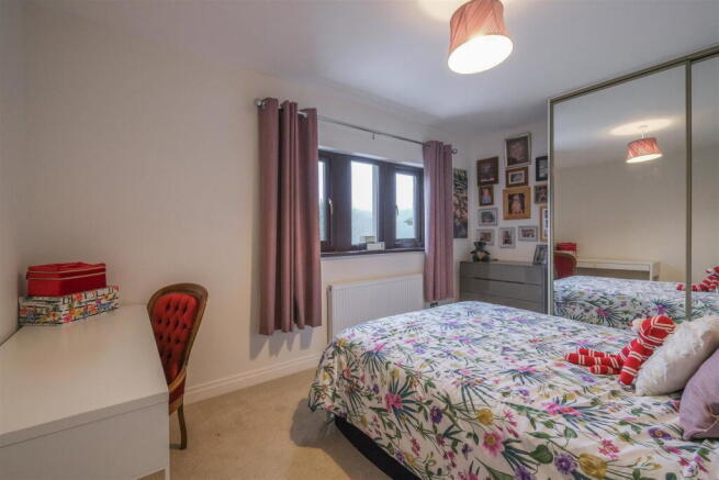 5 bed Detached for sale Image 12