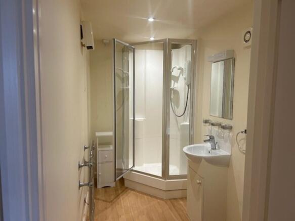 maple Apt - Bathr...