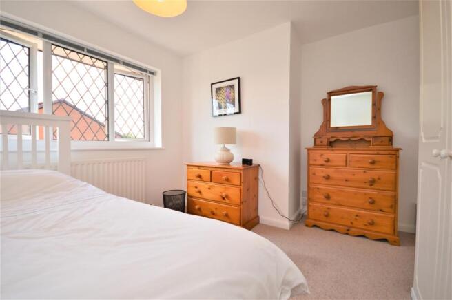 005 bed2 queenswood.JPG