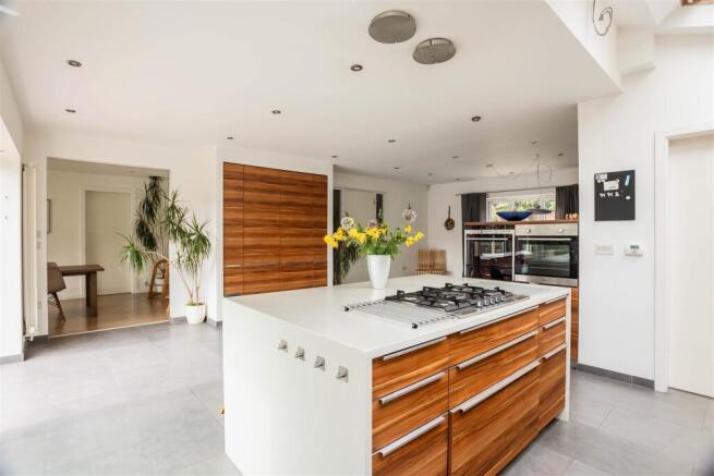6 bed Detached for sale Image 5