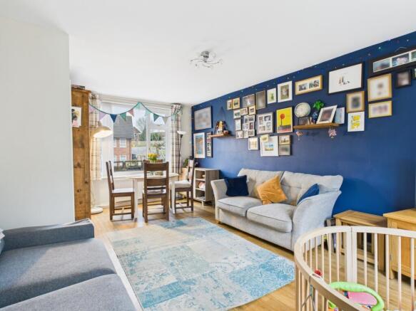 CAM03729G0-PR0213-STILL020