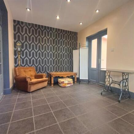 4 bed House to rent Image 6