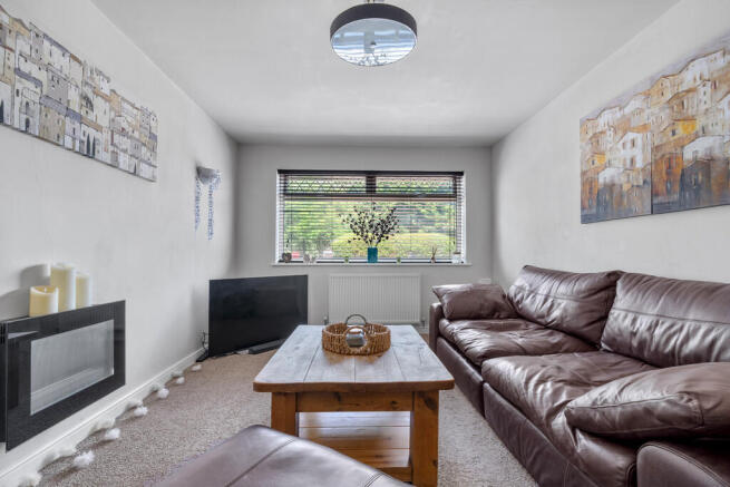 Larchfields. Saug...