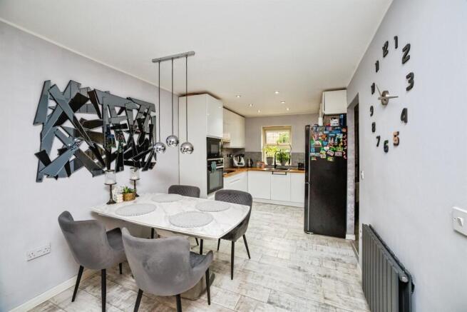 3 bed Semi-Detached for sale Image 6