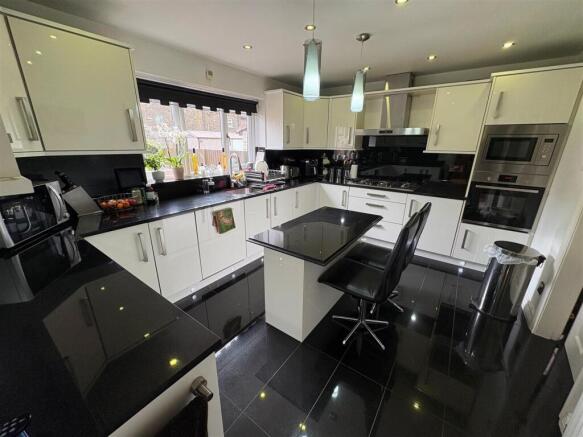 4 bed Detached for sale Image 7