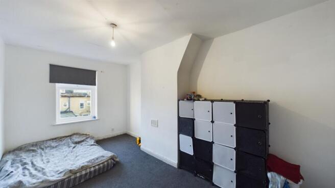 2 bed Terraced to rent Image 6