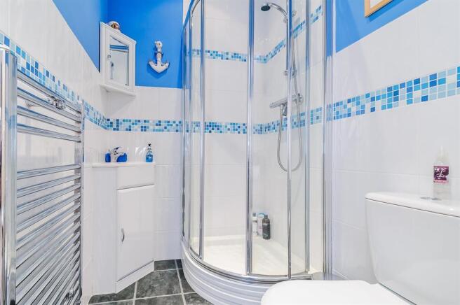 EN SUITE TO GUEST BEDROOM 