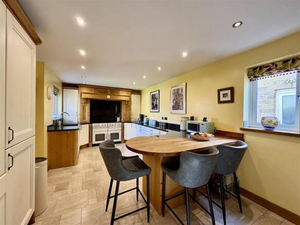 4 bed Detached for sale Image 10