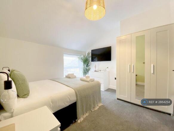 10 bed Detached to rent Image 12
