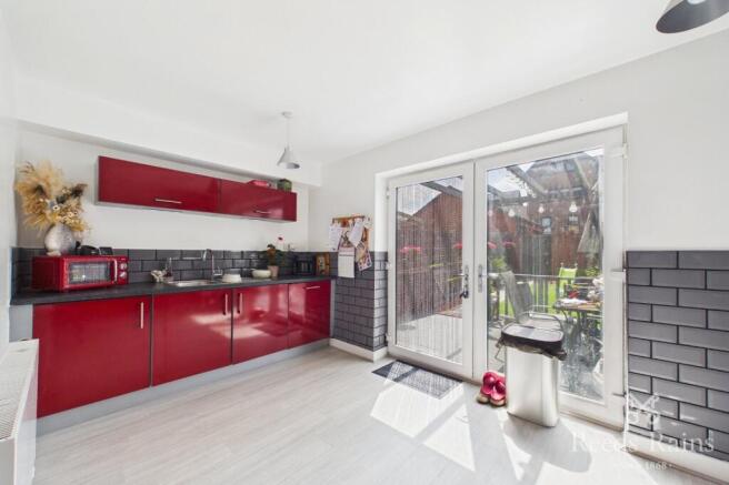 4 bed House for sale Image 3