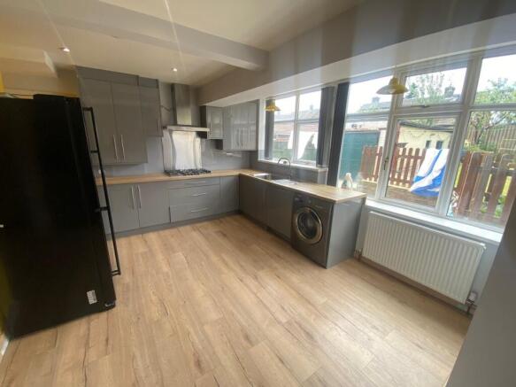 3 bed House to rent Image 2