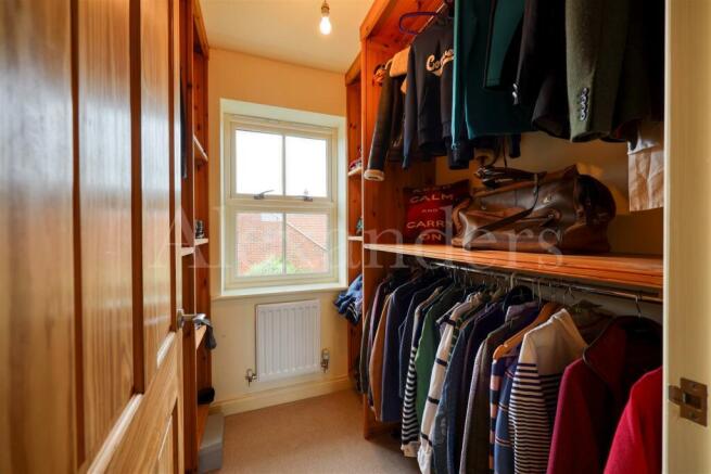 Walk-in-Wardrobe
