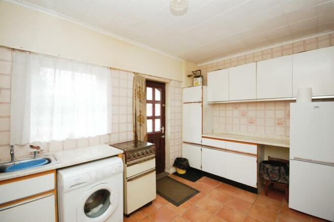 6middlerowKITCHEN.JPG