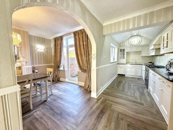 4 bed Semi-Detached for sale Image 5