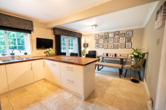4 bed Detached for sale Image 4
