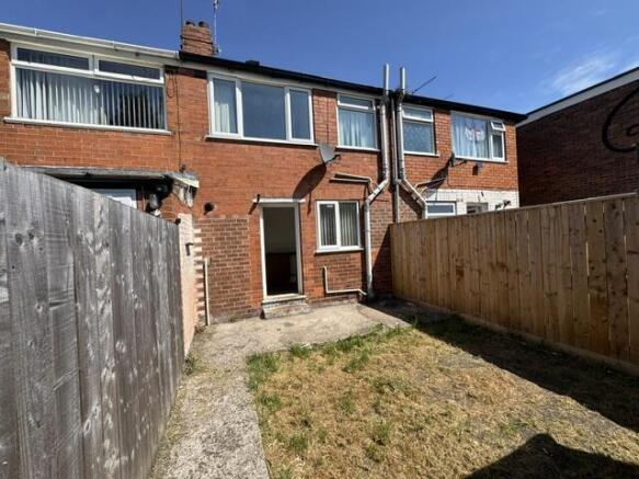 2 bed Terraced to rent Image 2