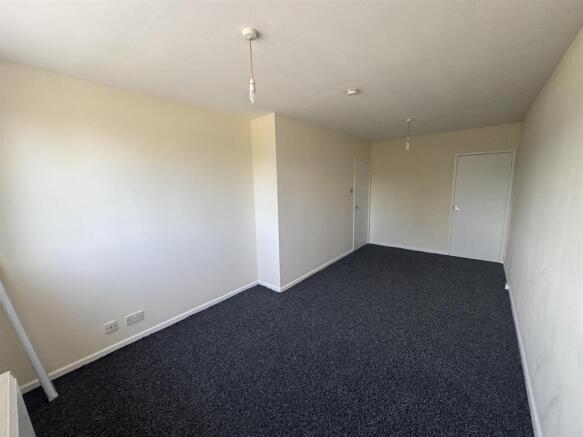 Living Room (2/2)
