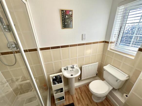EN-SUITE SHOWER ROOM