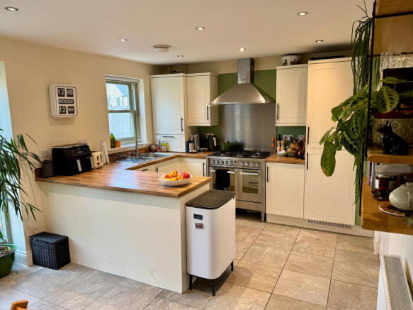 4 bed Semi-Detached for sale Image 5