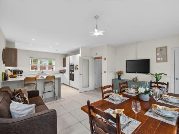 Dining Area & Kitchen