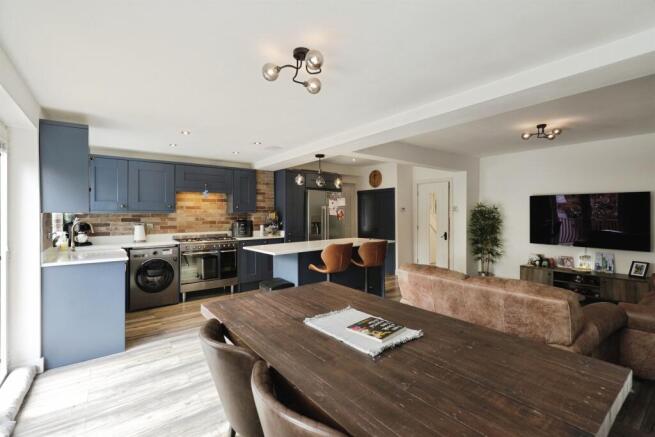 4 bed Semi-Detached for sale Image 5