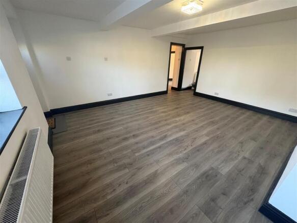 4 bed Semi-Detached to rent Image 7