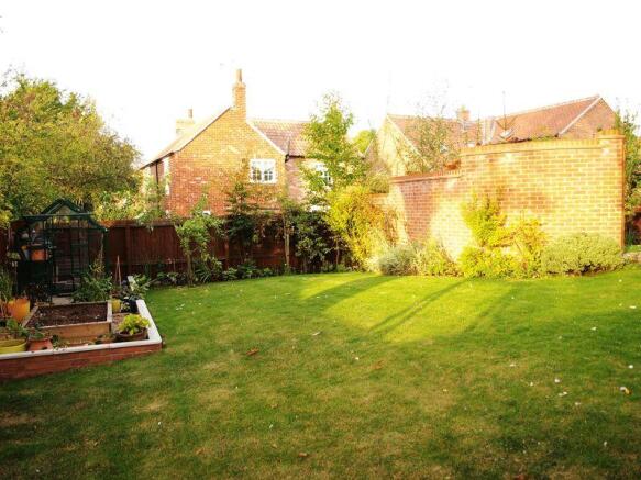 Enc Side Garden