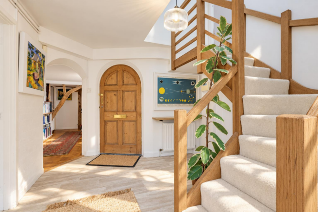 3_Entrance hall toward main door.PNG