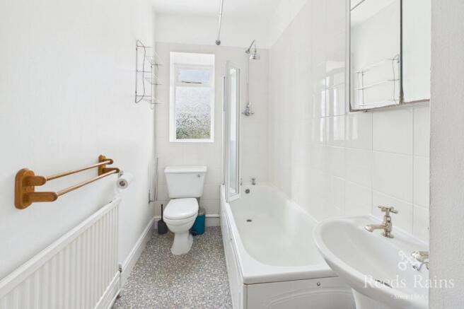4 bed Semi-Detached to rent Image 8