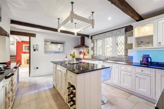 5 bed Detached for sale Image 11
