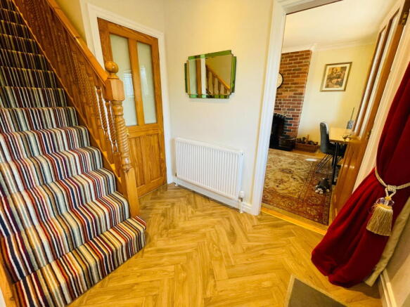 5 bed Detached for sale Image 11