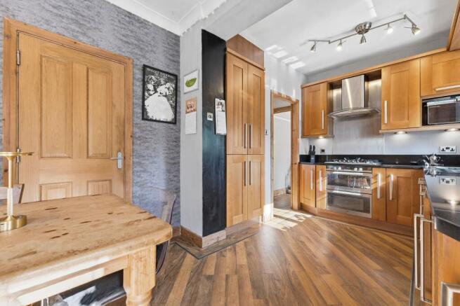 5 bed Semi-Detached for sale Image 7