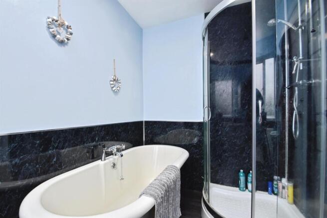 5 bed Detached for sale Image 11