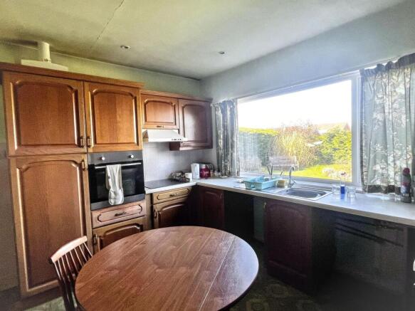 4 bed Bungalow for sale Image 7