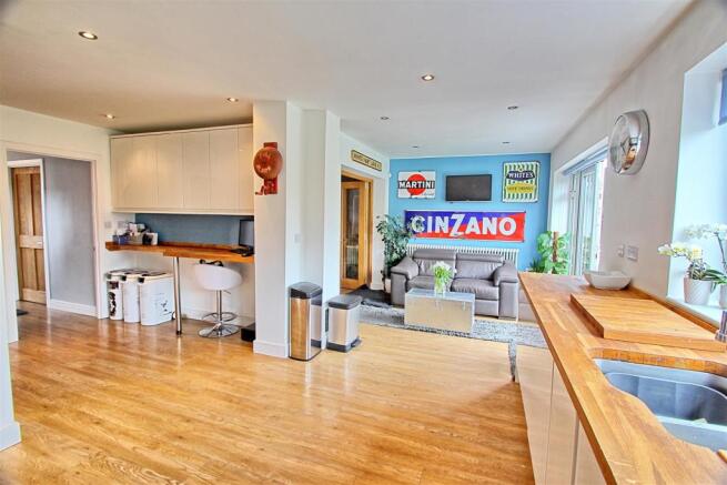 KITCHEN/BREAKFAST ROOM