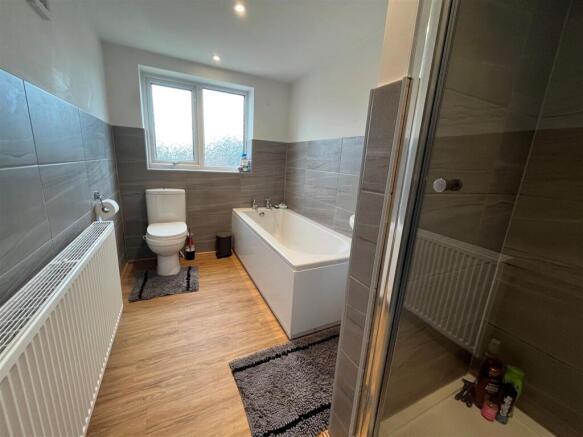 Bathroom 1.jpg