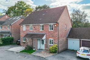 69, Woodcock Court, Reading RG7 1BZ