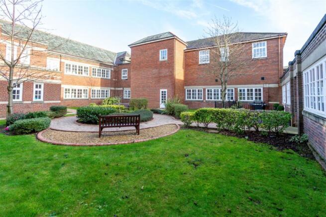 4 Queens Manor Communal Garden 3.jpg