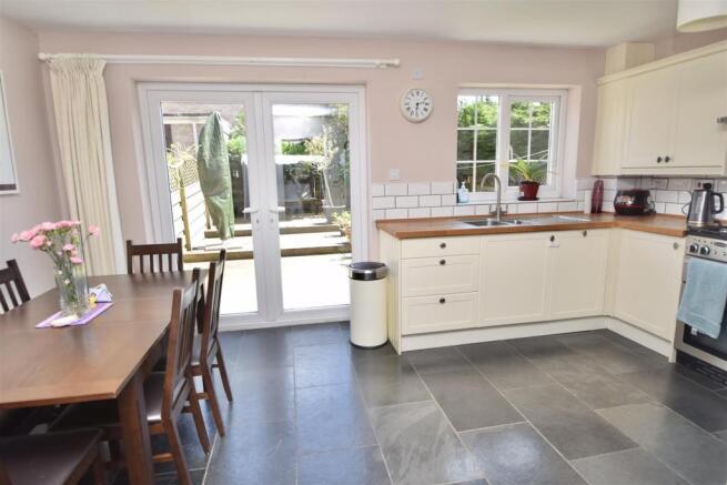 KITCHEN/DINING ROOM