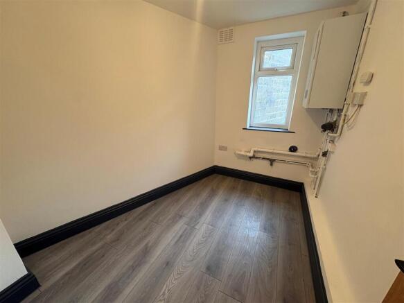 4 bed Semi-Detached to rent Image 5