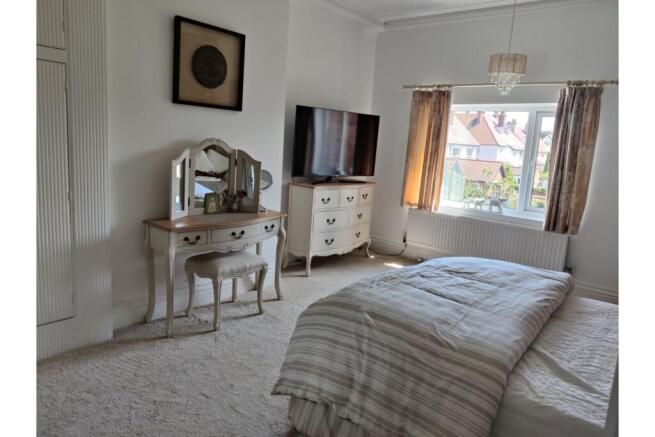 4 bed Flat for sale Image 7