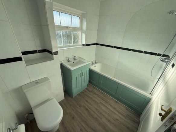 Main bathroom 