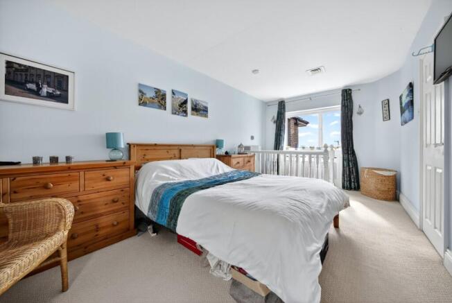 6 bed Detached for sale Image 12