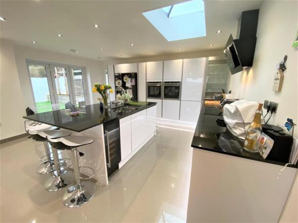 KITCHEN/DINING/FAMILY ROOM